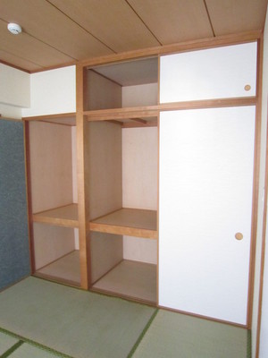 Receipt. With closet storage upper closet Other compartment, There closet