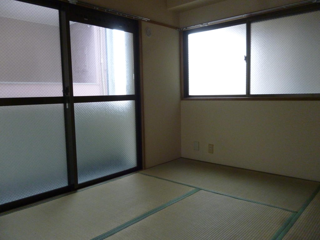 Living and room. It was renovated to Western-style!