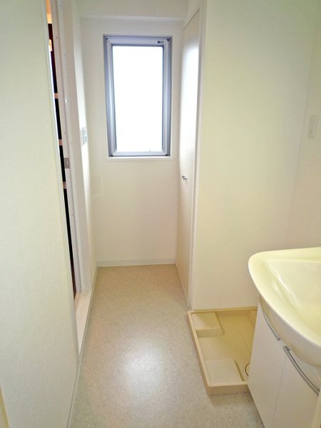 Washroom. Yes window