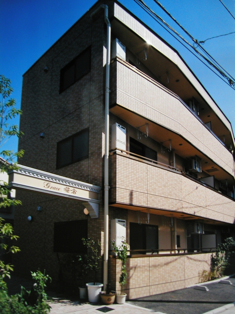 Building appearance. Three-story, Outer wall tile Zhang