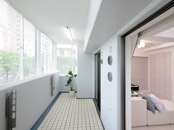 Living.  [balcony] Pour the warm light, Refreshing wind also comfortable balcony. Gardening also enjoy, It is the space of the open feeling of full rest.