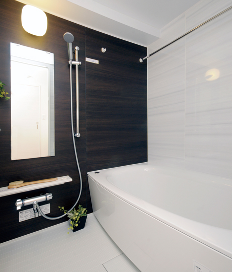 Bathing-wash room.  [Bathroom] Adopt an arcuate tub, Loose and body wraps, It is a design bathtub to draw a gently soft arch to feel the healing and peace.