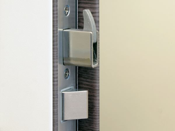 Security.  [Sickle dead lock] It has adopted a strong sickle dead lock to pry open the lock on the bar, etc.. (Same specifications)