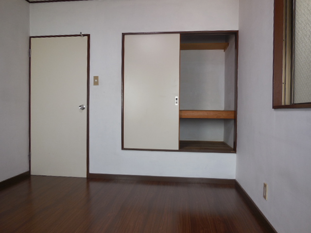 Living and room. It looks like I opened the Western-style housing