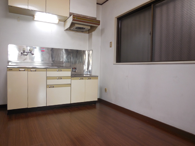 Kitchen. 6 Pledge of DK! This flooring is also new