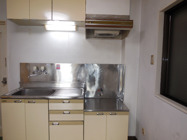 Kitchen. Put the two-burner gas table! It is a city gas! 