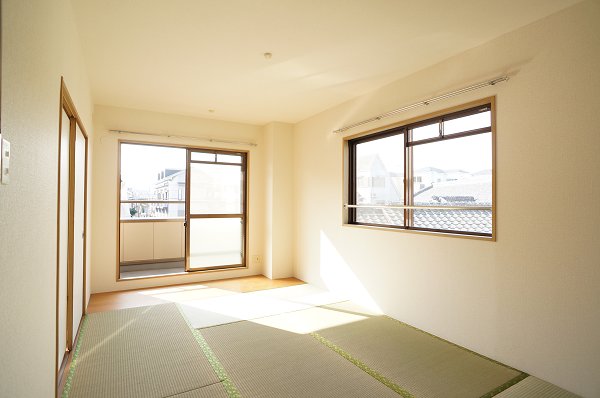 Other room space. Japanese-style room with a bright and calm in the two-sided lighting