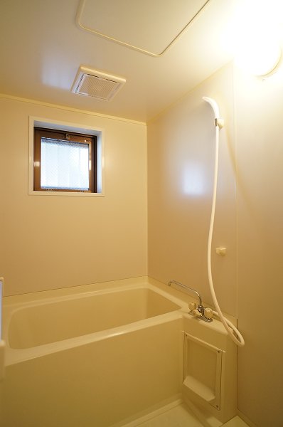 Bath. Effective at the time of ventilation There is a window in the bathroom