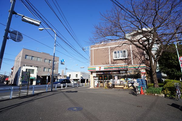 Convenience store. 320m to Seven-Eleven (convenience store)