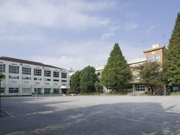 Primary school. 586m to Hirai elementary school