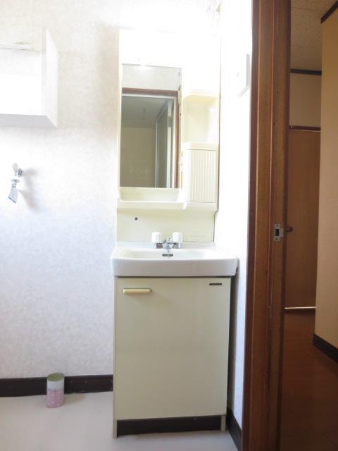 Washroom. Independent wash basin