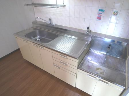 Kitchen. Convenient mixing water washing to cooking