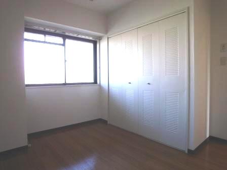 Living and room. Closet with Western-style