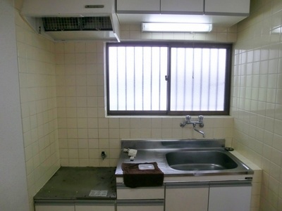 Kitchen. Two-burner gas stove is installed Allowed.