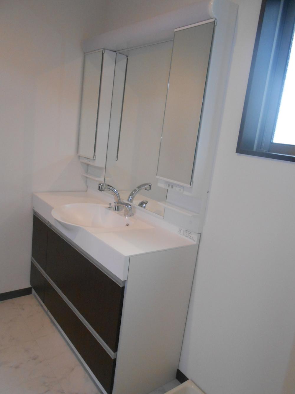 Wash basin, toilet. Indoor (12 May 2013) Shooting