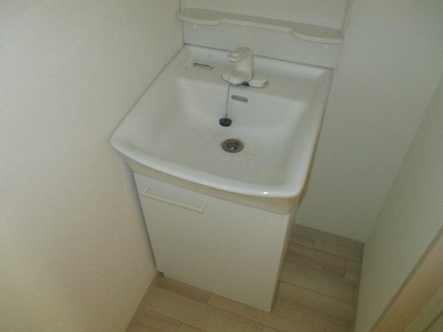 Washroom. Wash basin