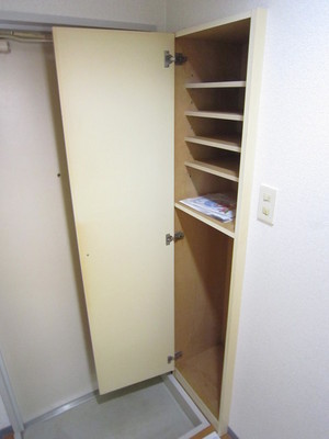 Entrance. Movable Tanatsuki shoes BOX