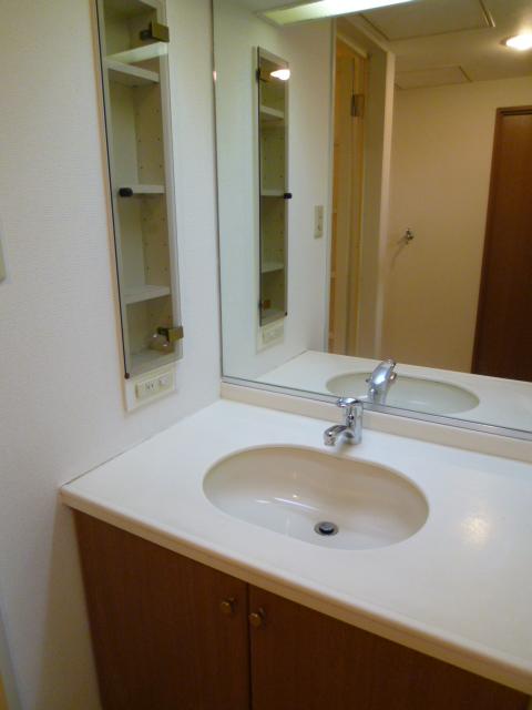 Wash basin, toilet. Indoor (12 May 2013) Shooting