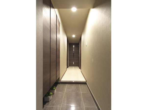 Interior.  [entrance] Entrance which adopted the footwear input of tall type.