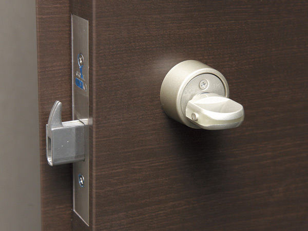 Security.  [Crime prevention thumb turn] It is the modus operandi of the burglar, along with picking suppress the "thumb turning". Tool is a difficult structure is unlocked as you forcibly Mawaso, etc..