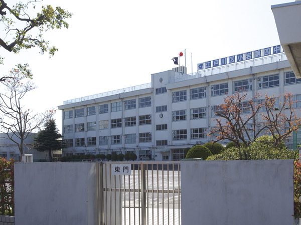 Surrounding environment. Municipal Koiwa fourth junior high school (6-minute walk, About 450m)