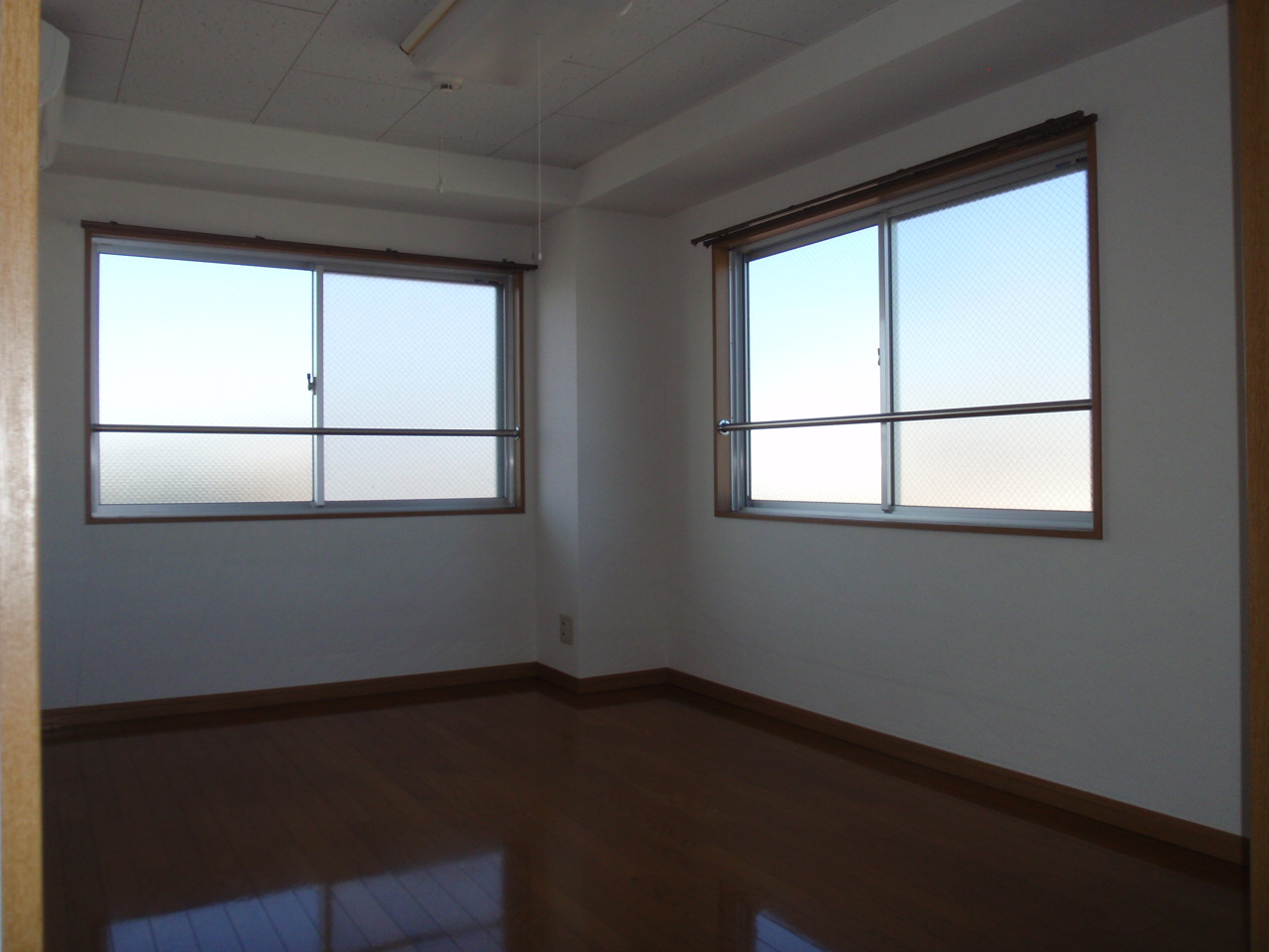 Other room space. Western-style of two-sided lighting