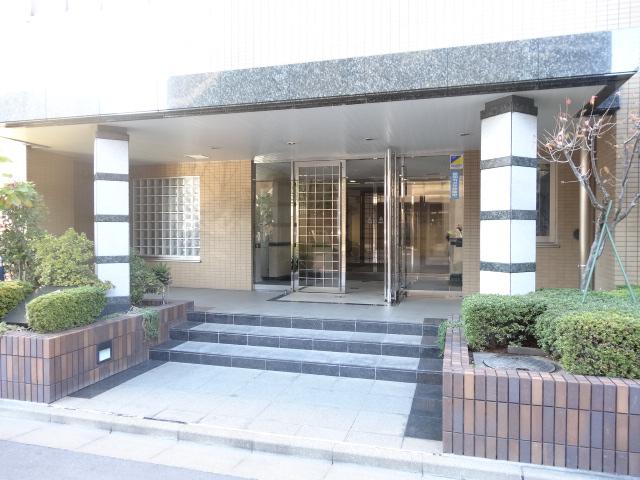 Entrance. Common areas