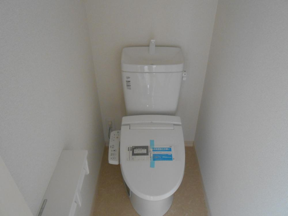 Toilet. Indoor (11 May 2013) Shooting