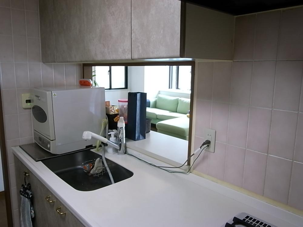 Kitchen. Counter Type of kitchen State of living can ask even while cooking