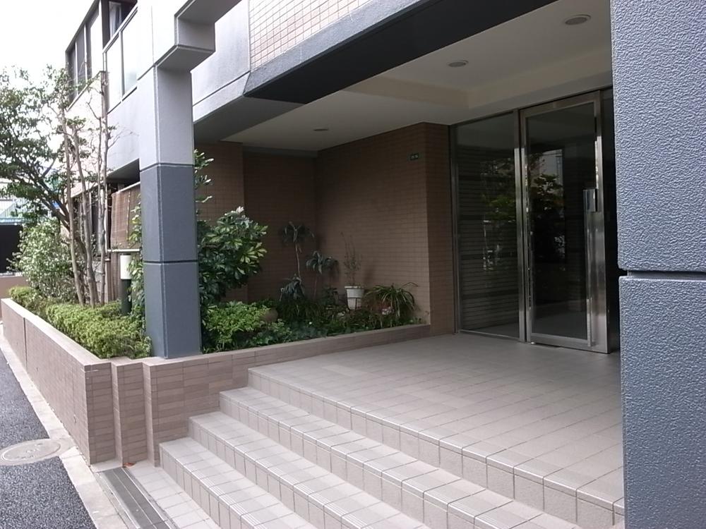 Entrance. Entrance part Heisei 24 years has carried out large-scale repair work of the apartment
