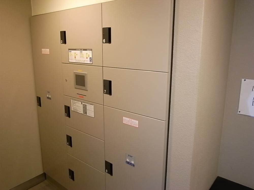 Other common areas. Home delivery box in the common areas ・ There is also a cleaning box, It is also useful to double-income of the husband and wife