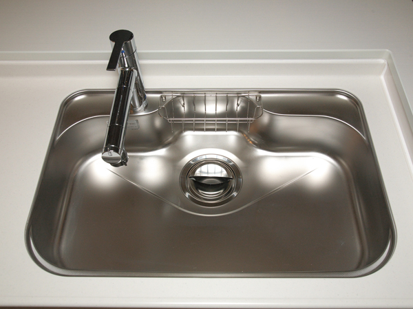 Kitchen.  [Quiet sink] The material to reduce the vibration to sink back attached, To suppress silent sink it is water to be worried about sound. We care so as not to interfere with the conversation, even when there are people in the buckwheat.