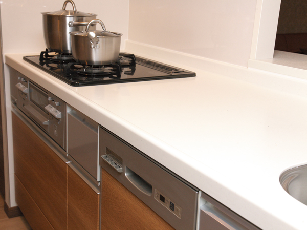 Kitchen.  [Counter-integrated top board] The kitchen ceiling plate, Adopt a spacious and easy-to-use counter with a built-in a fashionable. The top plate is easy to clean, It has adopted the attached hard artificial marble of the flaw.
