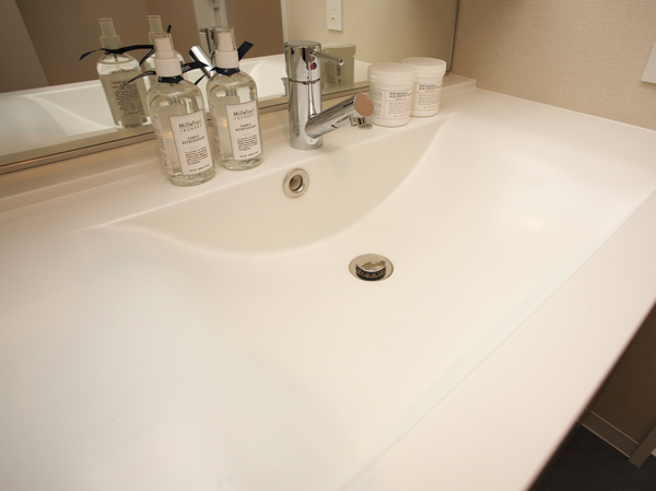 Bathing-wash room.  [Bowl-integrated counter] Counter top and sink bowl of integrally formed, Beautiful and it looks because there is no joint, Cleaning is easy.