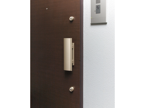 Security.  [Double Rock] To the entrance door, It has adopted a double lock to enhance security performance by providing a key to the two places. (It was taken the model Room C type in February 2013. Also, And a part paid option. furniture ・ Furniture etc. are not included in the sale price)