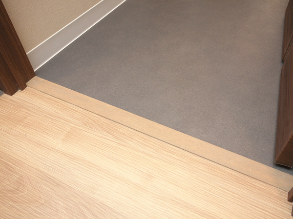 Other.  [Flat Floor] By the step of low flat floor design, Consideration to fall due stumbling of small children and the elderly. Also, Sliding door adopts the hanger rail of the hanging system there is no V rail to the floor, Also refreshing look. (It was taken the model Room C type in February 2013. Also, And a part paid option. furniture ・ Furniture etc. are not included in the sale price)