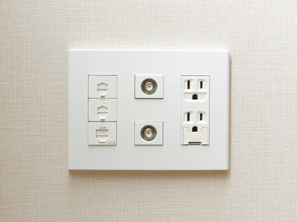 Other.  [Multi-media outlet] Power outlets, Telephone outlet, Established a multi-media outlet that TV outlets will fit in one place in each room. (It was taken the model Room C type in February 2013. Also, And a part paid option. furniture ・ Furniture etc. are not included in the sale price)