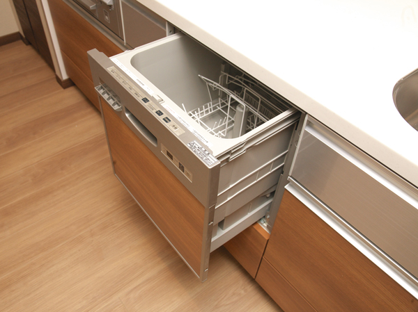Room and equipment. Adopt a convenient and functional dishwasher dryer system Kitchen. High detergency, Removing bacteria ・ Also it has excellent savings. (Same as on the left.)