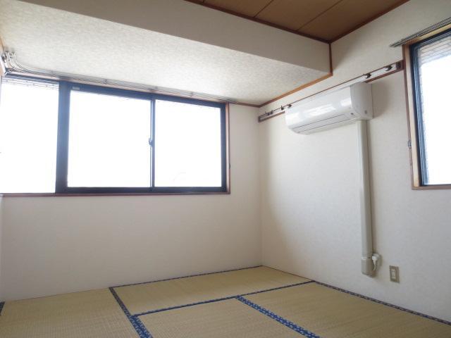 Living and room. 2 side lighting of the bright and airy rooms