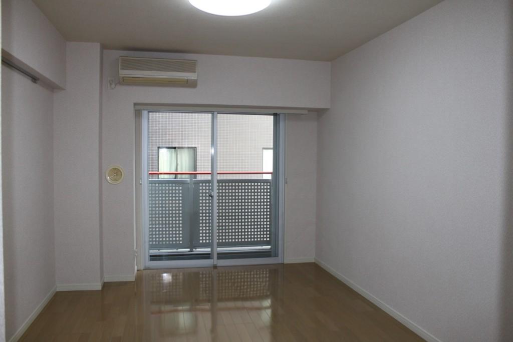 Living and room. 8.5 Pledge of Western-style