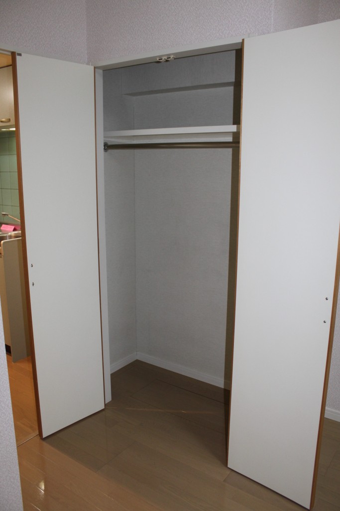 Receipt. The Western-style is a closet equipped.