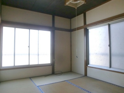 Living and room. Ventilation is a good two-plane daylight.