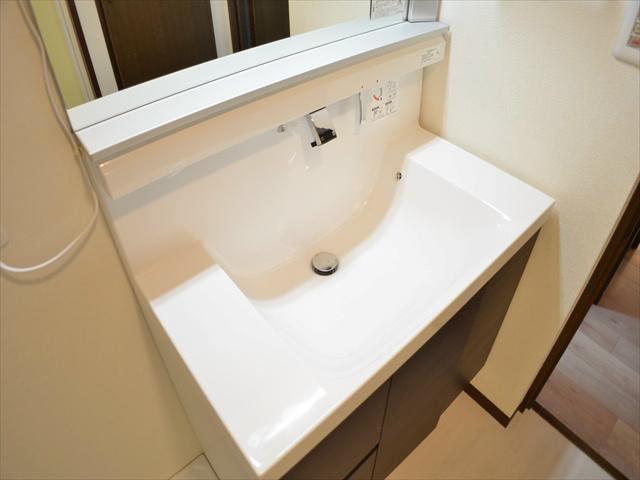 Wash basin, toilet. Spacious also wash bowl