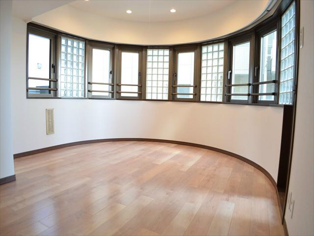 Living. It captures a lot of light