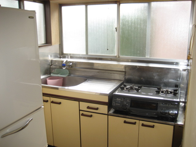 Kitchen. Gas stove ・ Fridge. 