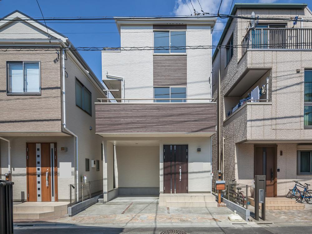 Local appearance photo. Comfortable living commuting family smile gather ・ More and more time with even to go to school is a convenient good location family, Everybody happy site (July 2013) Shooting