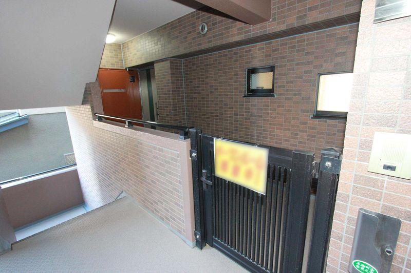 Entrance. Entrance pouch of single-family feeling