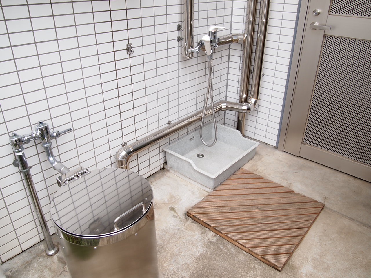 Other common areas. Pets for foot washing place