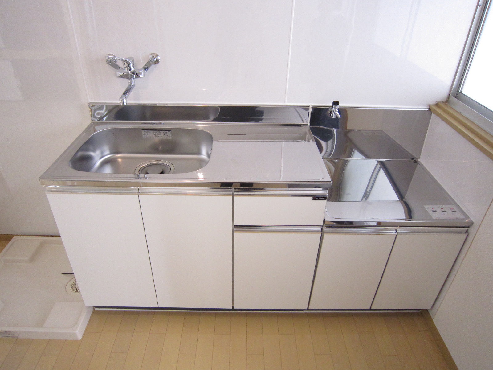 Kitchen. 2-neck is a gas stove can be installed. 