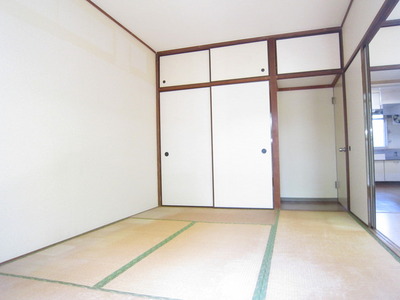 Living and room. Spacious Japanese-style room 6 quires